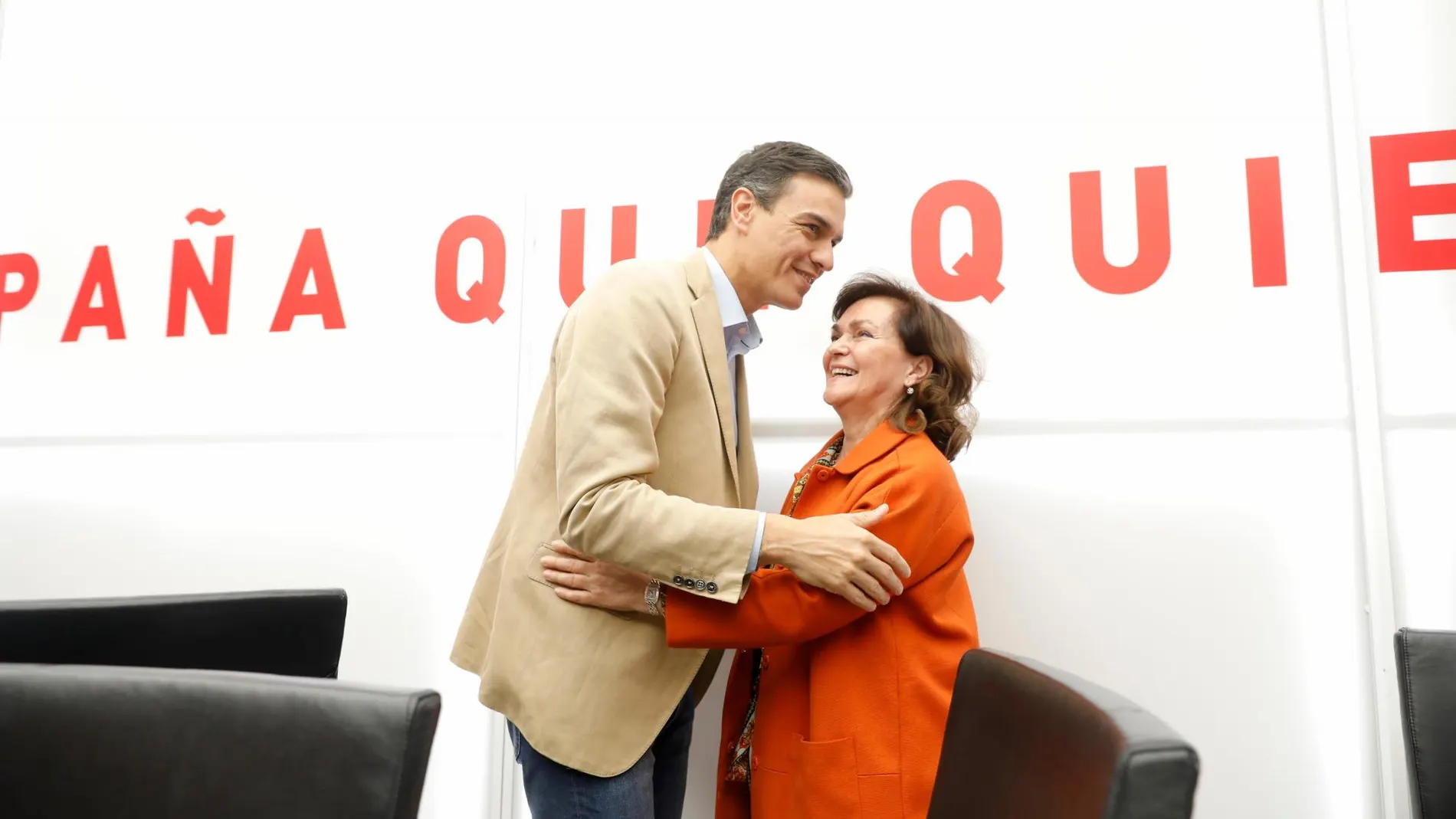 Pedro Sánchez abraza a Carmen calvo en la reunión de la Ejecutiva del PSOE