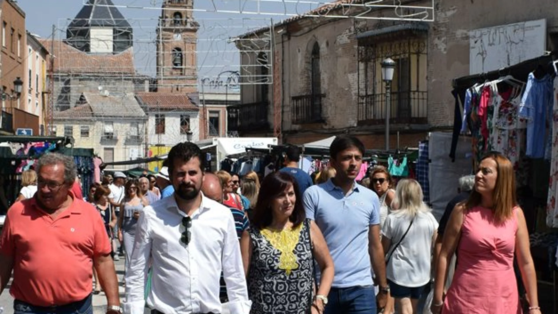 Luis Tudanca visita Peñaranda de Bracamonte acompañado de Carmen Ávila