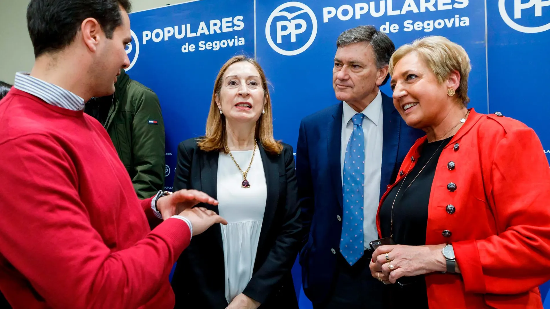 La presidenta del Congreso de los Diputados, Ana Pastor, junto a Paloma Sanz, Francisco Vázquez y el candidato a la Alcaldía segoviana, Pablo Pérez