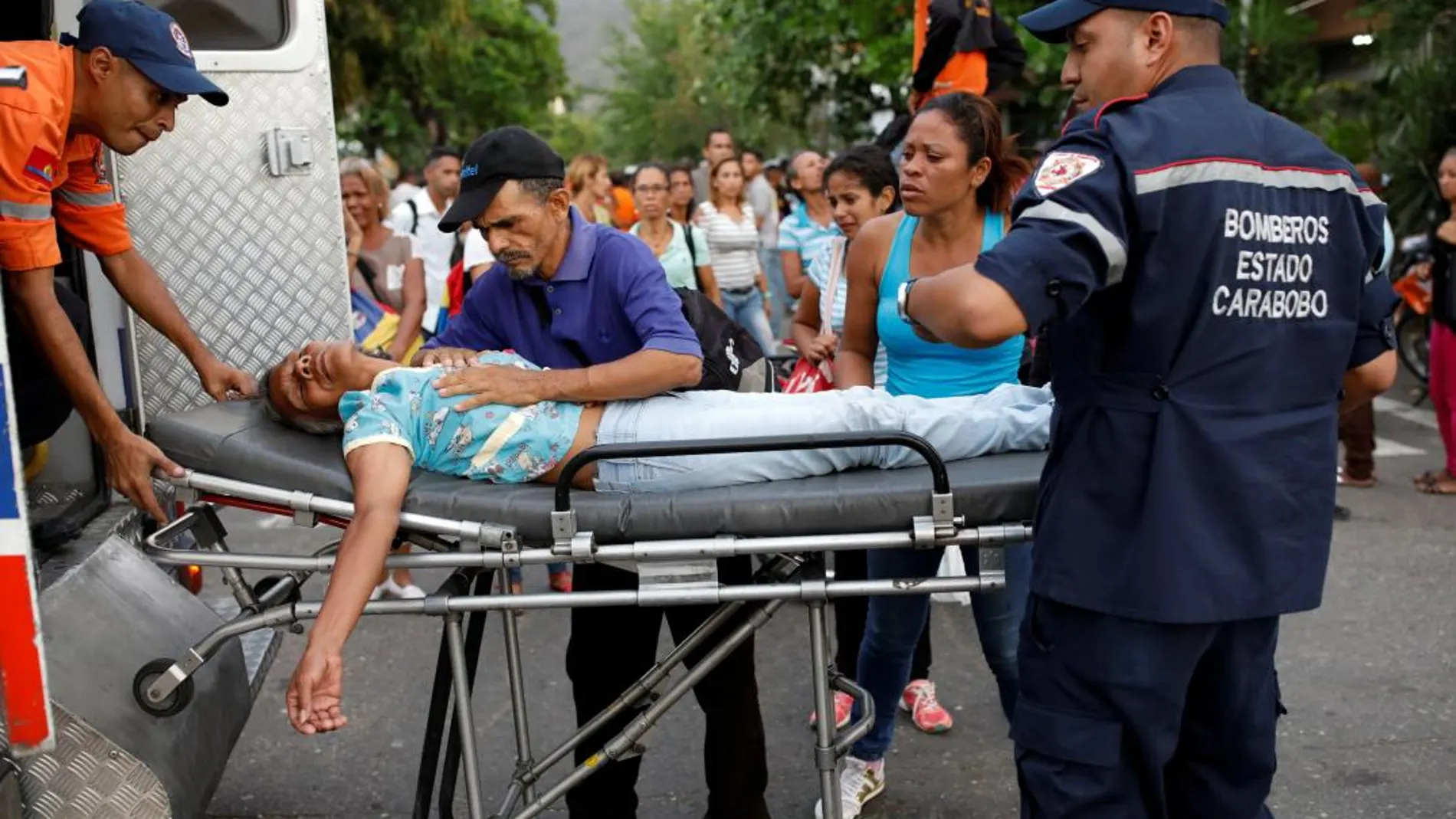 Los servicios de emergencias atienden a uno de los heridos en el centro de detención de Valencia