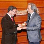 José Chamizo entregó ayer a Manuel Gracia el informe anual del año pasado
