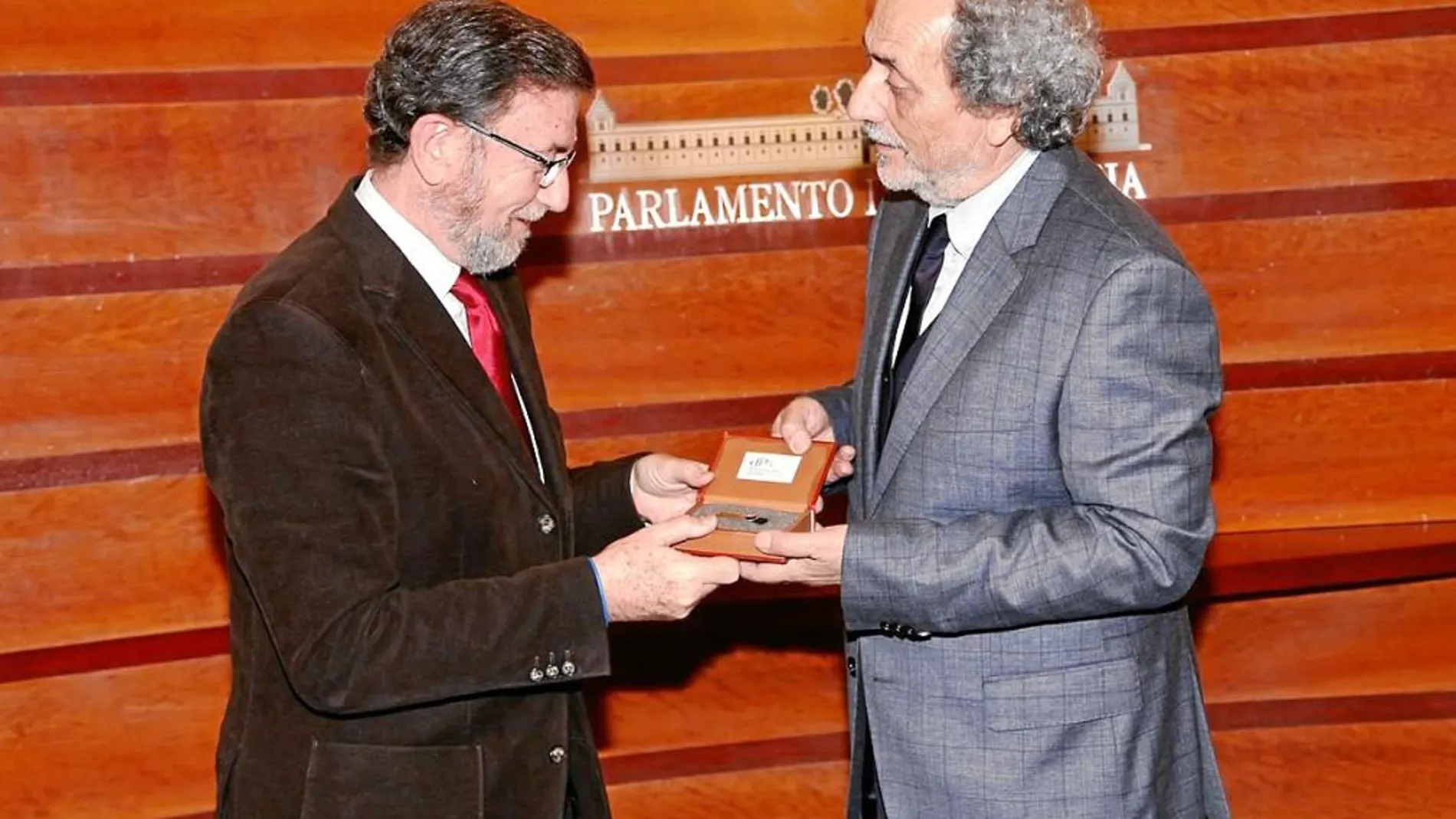 José Chamizo entregó ayer a Manuel Gracia el informe anual del año pasado