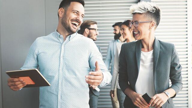 Los trabajadores valoran cada vez más que las empresas incluyan en su paquete de beneficios políticas de felicidad laboral/dreamstime