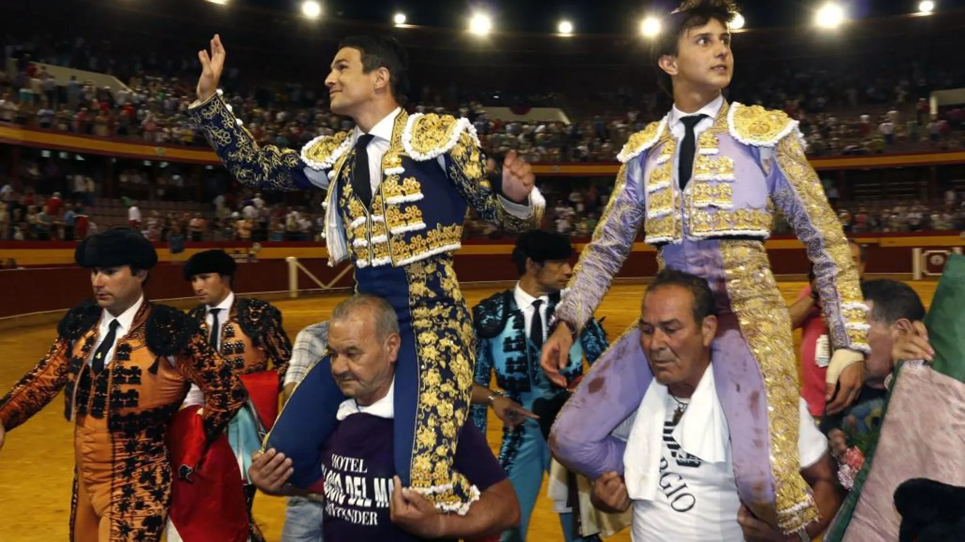 Los diestros Andrés Roca Rey (d) y Jose María Manzanares salen a hombros tras la corrida de la Feria de Santa Ana