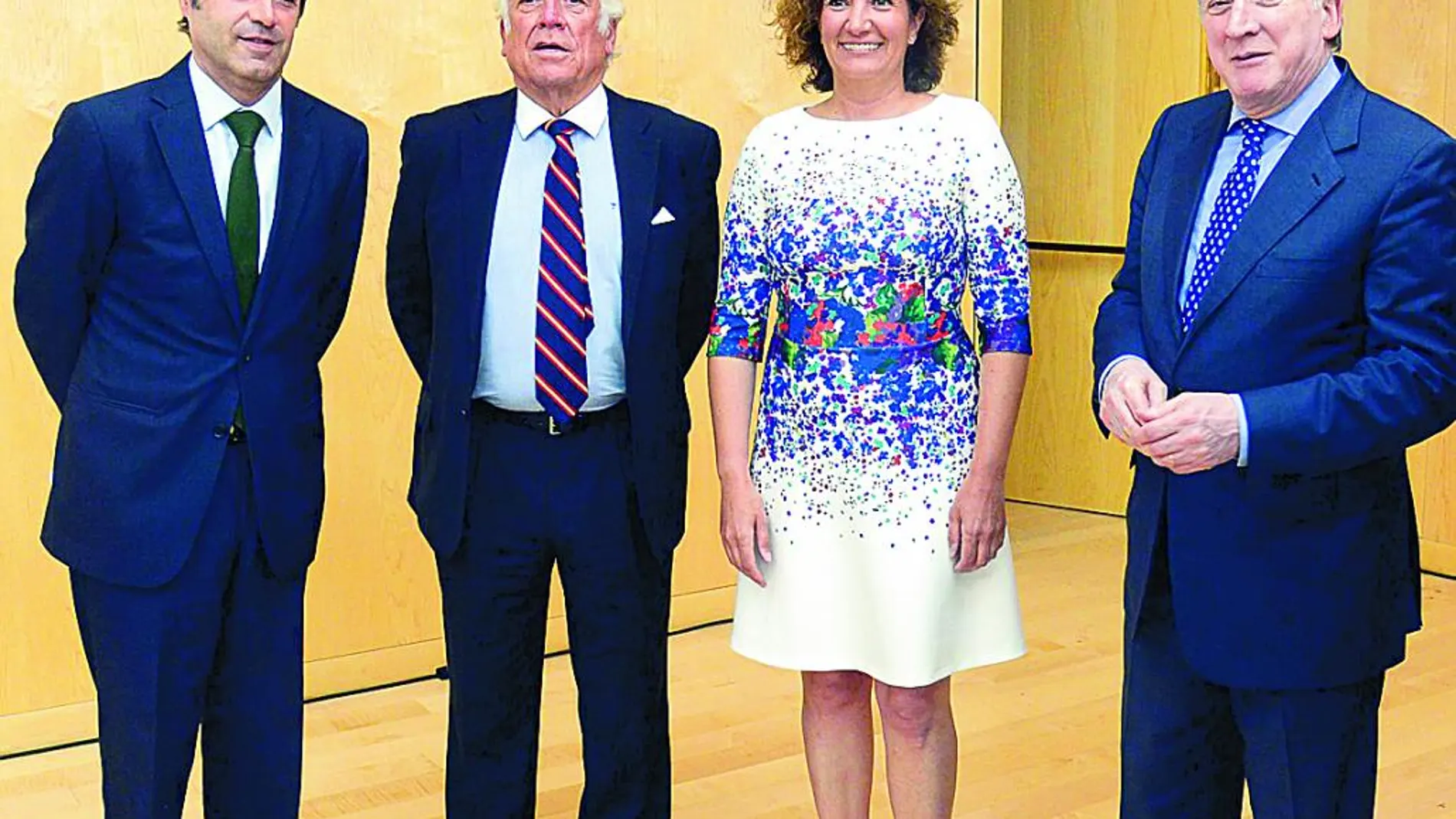 La consejera María Josefa García Cirac junto a Antonio Miguel Méndez Pozo, Espinosa de los Monteros y Ramírez