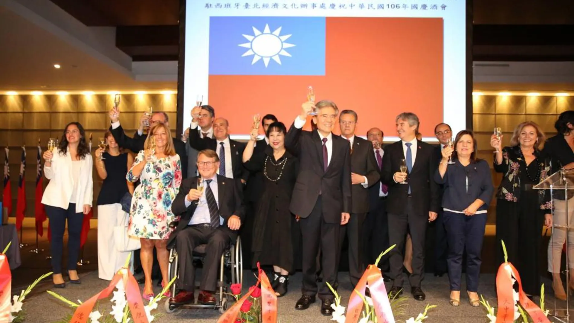 Simón ShenYeawKo, en compañía de su esposa, brinda con diputados, senadores, miembros del Cuerpo Diplomático y otros invitados por la celebración del «Doble Diez».