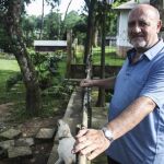 El padre Benjamín Gómez posa en un espacio de su misión en el distrito bangladesí de Mymensingh