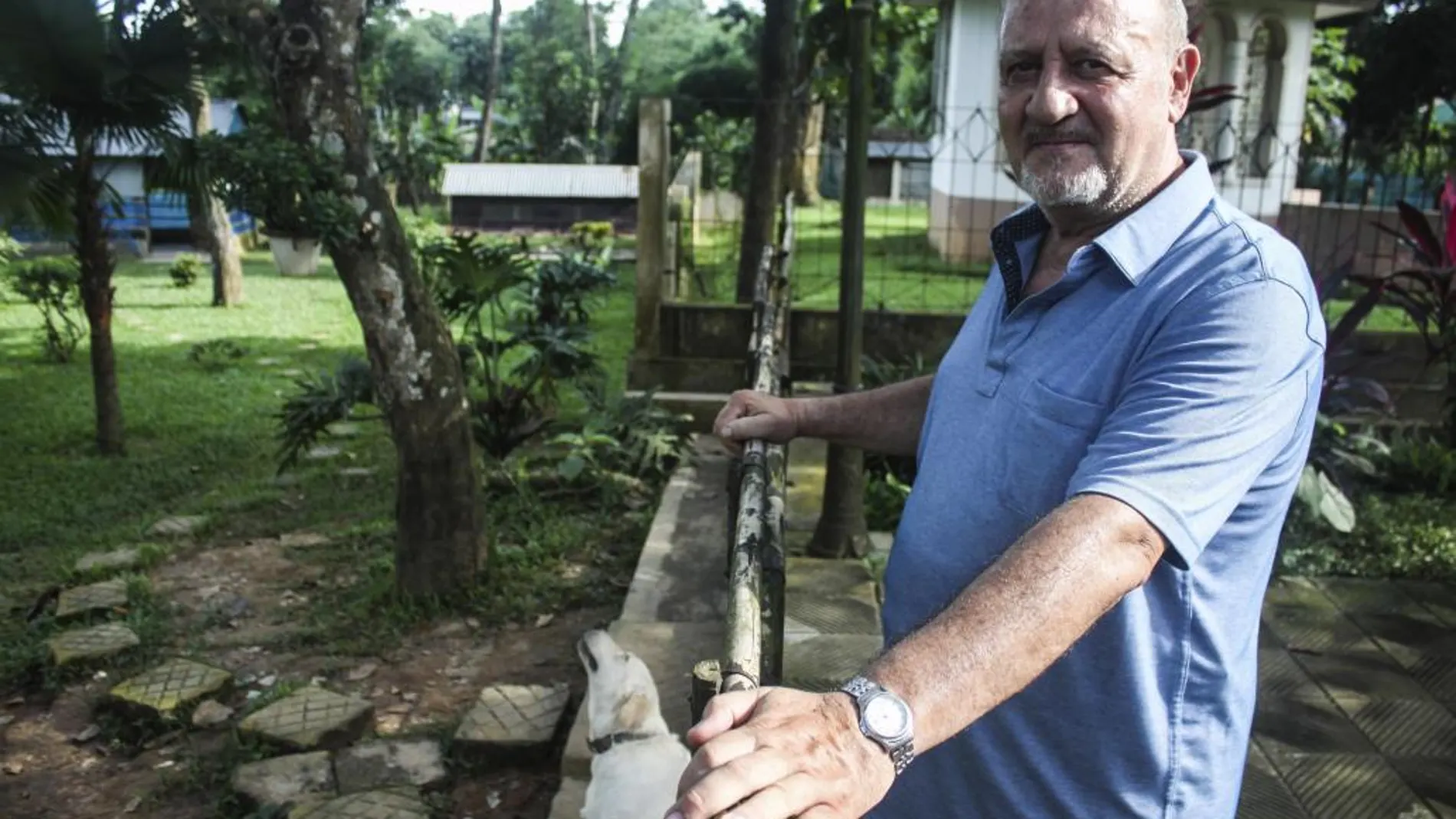 El padre Benjamín Gómez posa en un espacio de su misión en el distrito bangladesí de Mymensingh