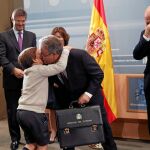 Zoido se abraza con su hijo menor tras recibir la cartera de ministro de Interior