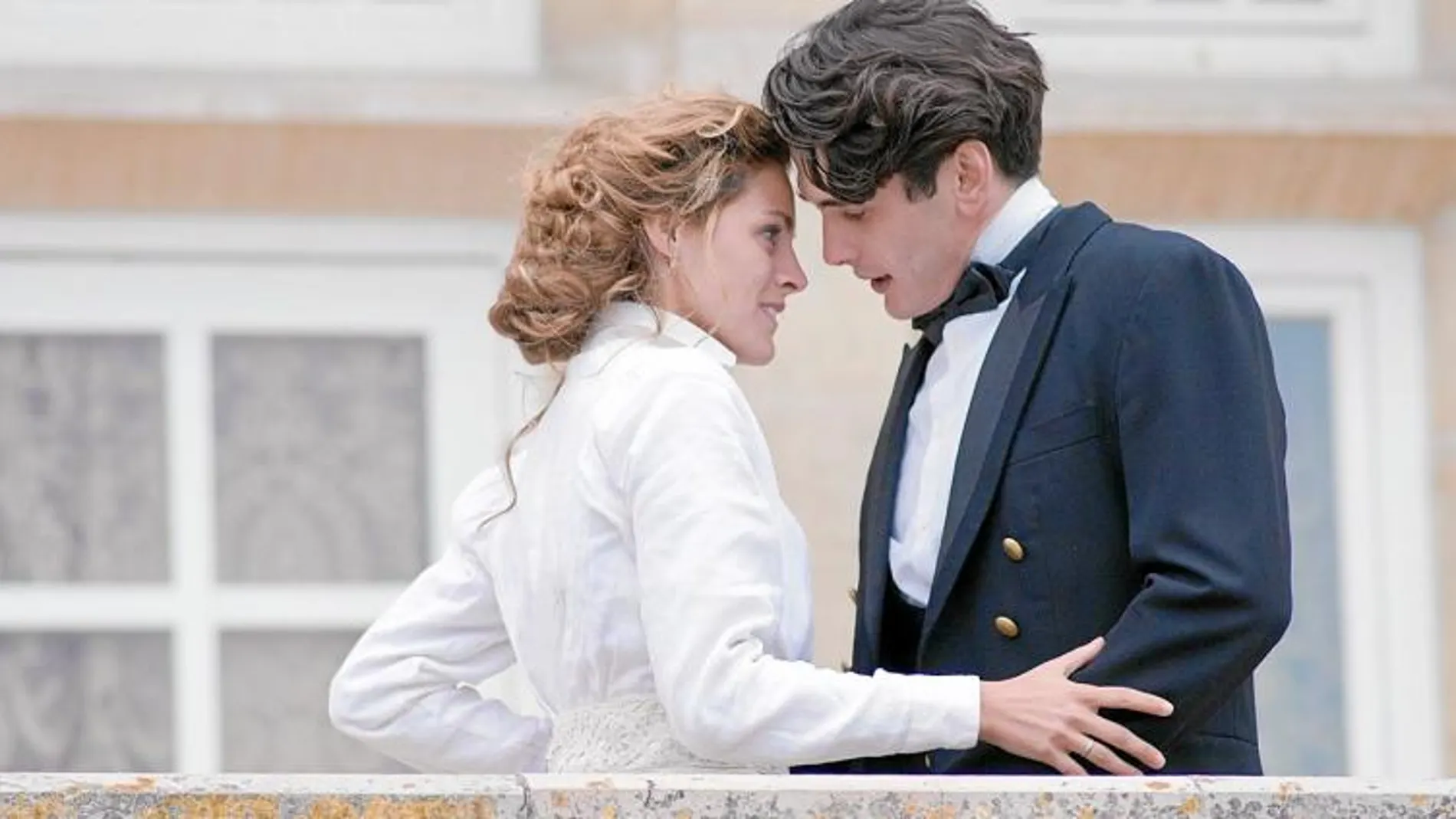 Los dos protagonistas de «Gran Hotel», Amaia Salamanca y Yon González. La ficción constó de tres temporadas y se emitió desde 2011 hasta 2013