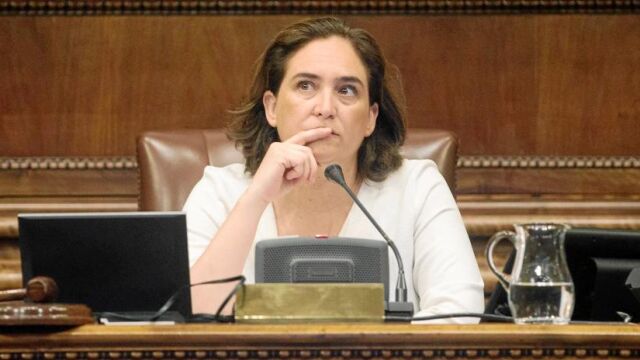 La alcaldesa Ada Colau ayer en el pleno de Barcelona, del que se retiró por una indisposición sin más gravedad/ Efe