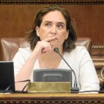 La alcaldesa Ada Colau ayer en el pleno de Barcelona, del que se retiró por una indisposición sin más gravedad/ Efe