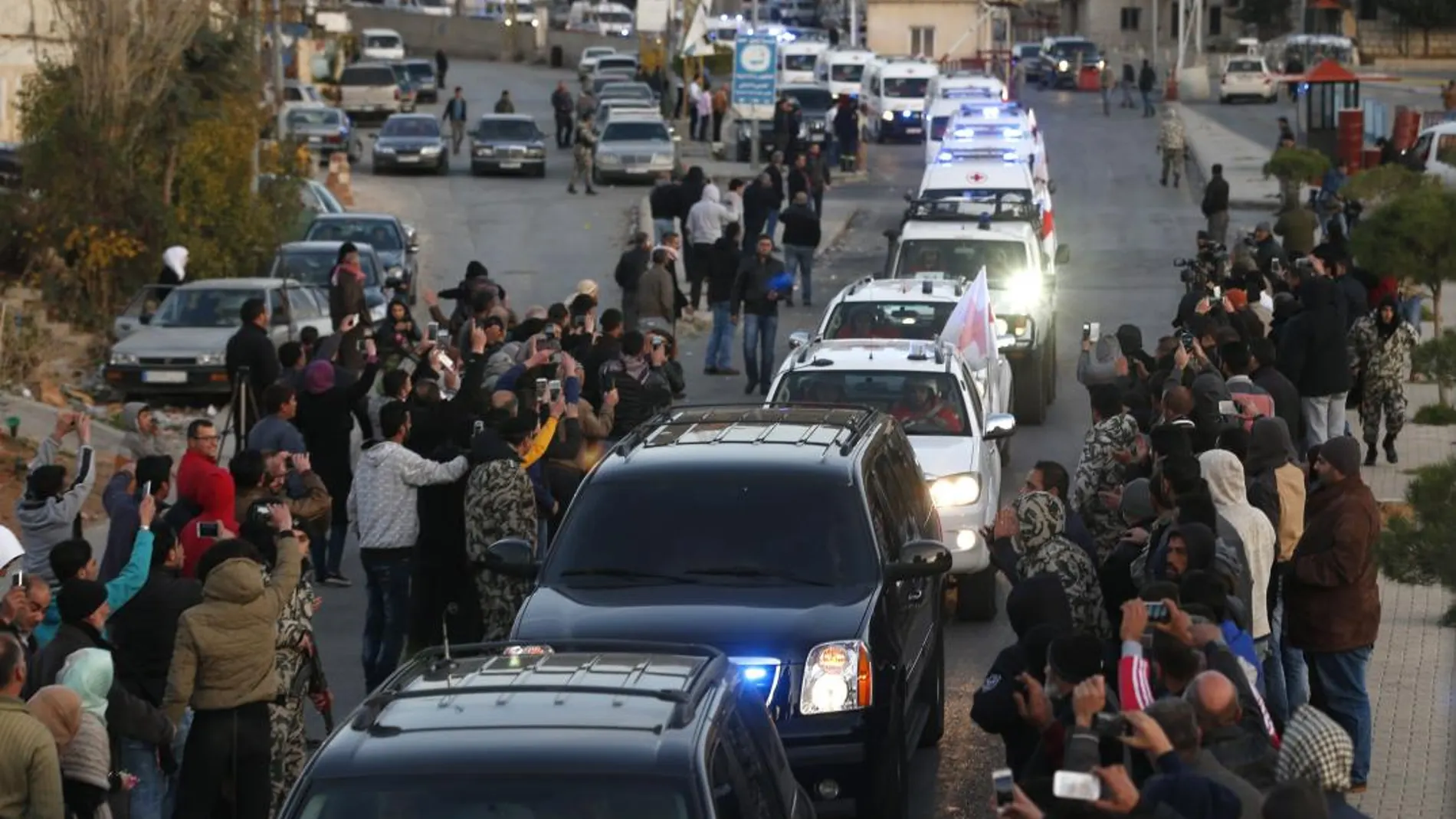 Refugiados suníes sirios cruzan la frontera con Líbano para después ser llevados a Turquía, expulsados de Siria. (AP Photo/Hassan Ammar)