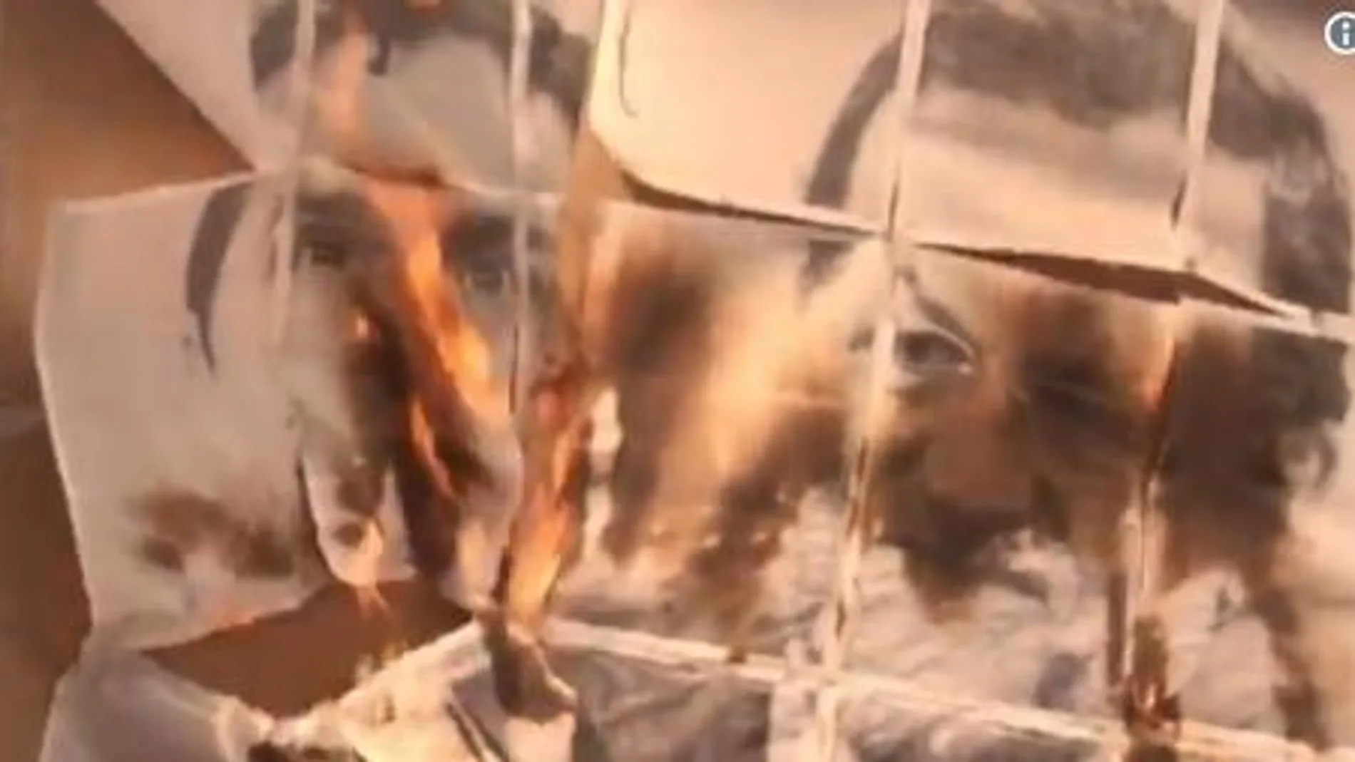 Arran quema imágenes de Rivera, Sánchez y Rajoy en la sede del PP en Barcelona