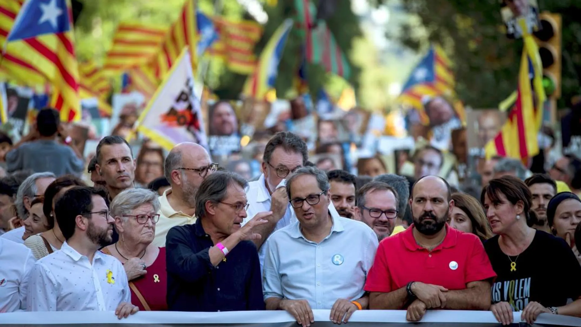 Cabecera de la manifestación organizada por ANC, Òmnium Cultural y la Asociación Catalana de Derechos Civiles (ACDC). EFE/Enric Fontcuberta.