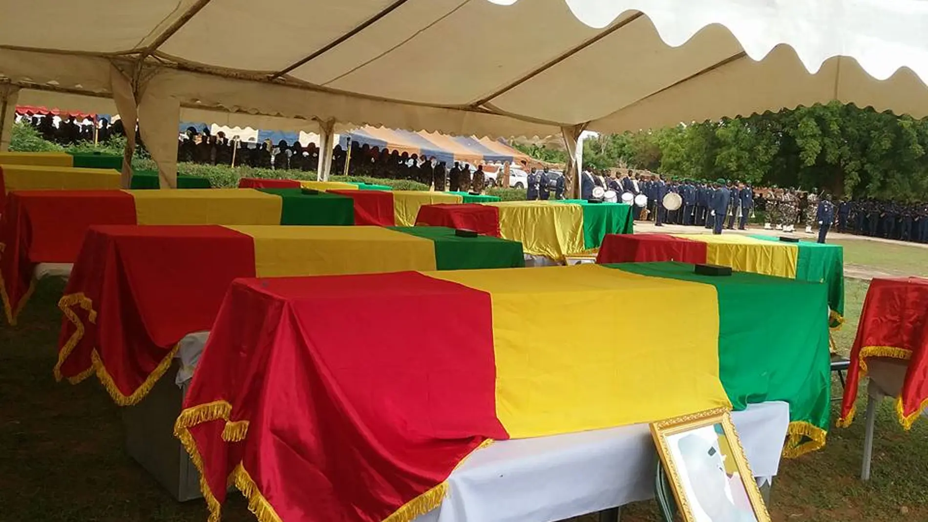 Imagen del funeral celebrado por los militares muertos
