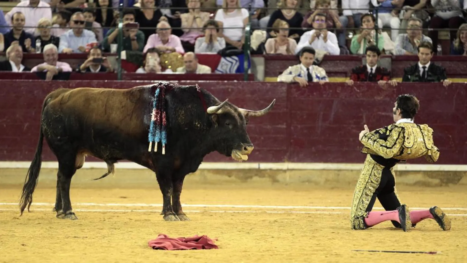 El diestro Juan José Padilla durante la faena a su segundo toro, en la corrida de la Feria del Pilar de Zaragoza celebrada hoy en el coso de La Misericordia.