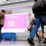 Los fieles de las rebajas desafían al mal tiempo