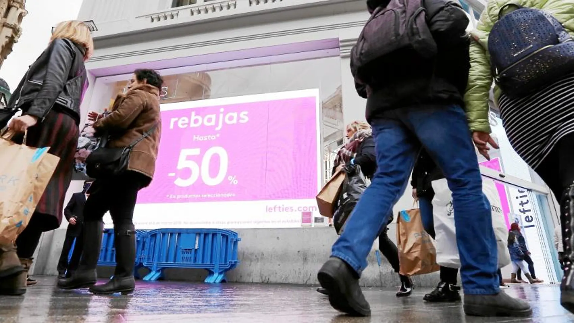 Los fieles de las rebajas desafían al mal tiempo