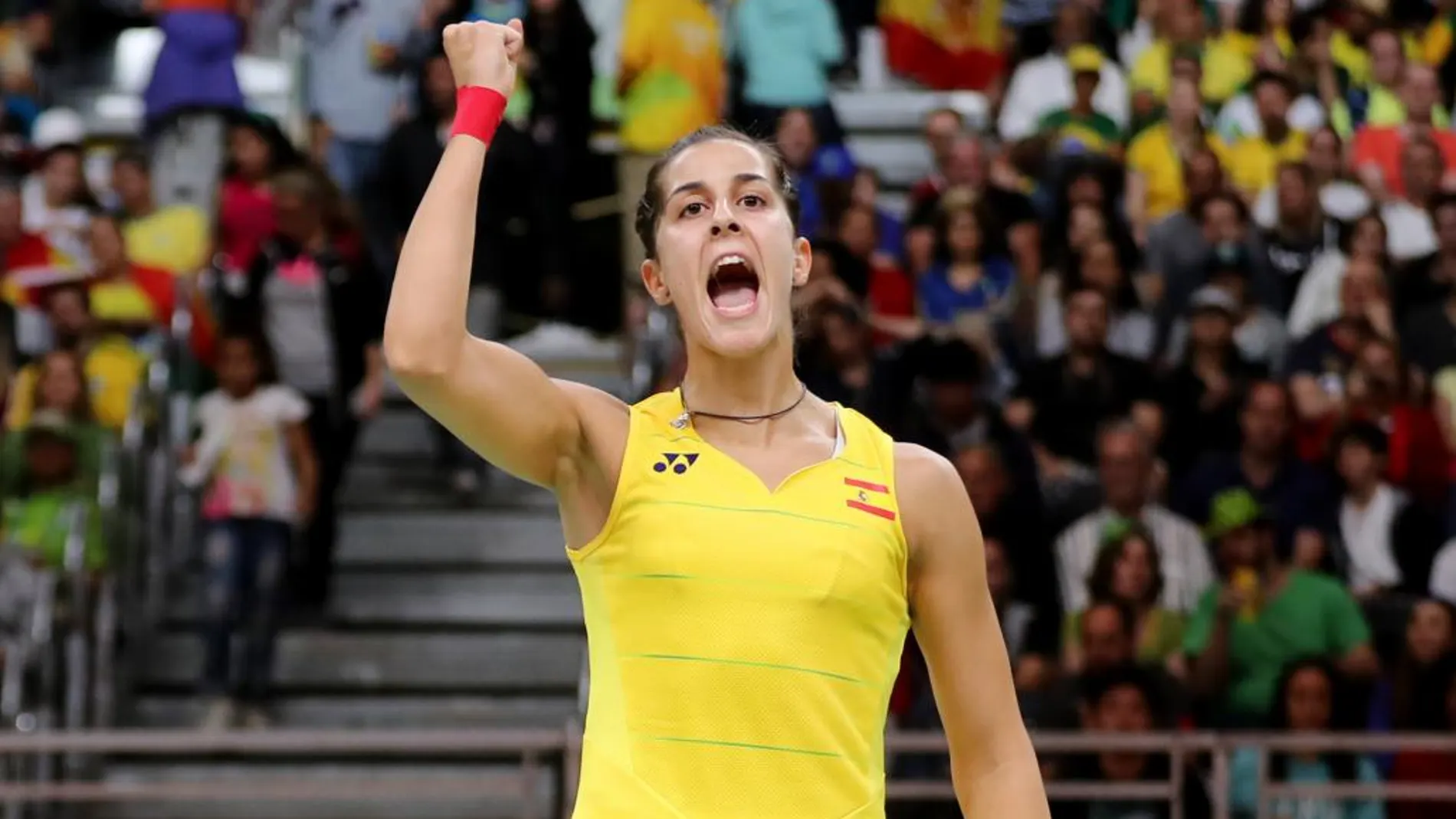 La jugadora de bádminton española Carolina Marín, celebra luego de ganar un punto a Line Kjaersfeldt de Dinamarca