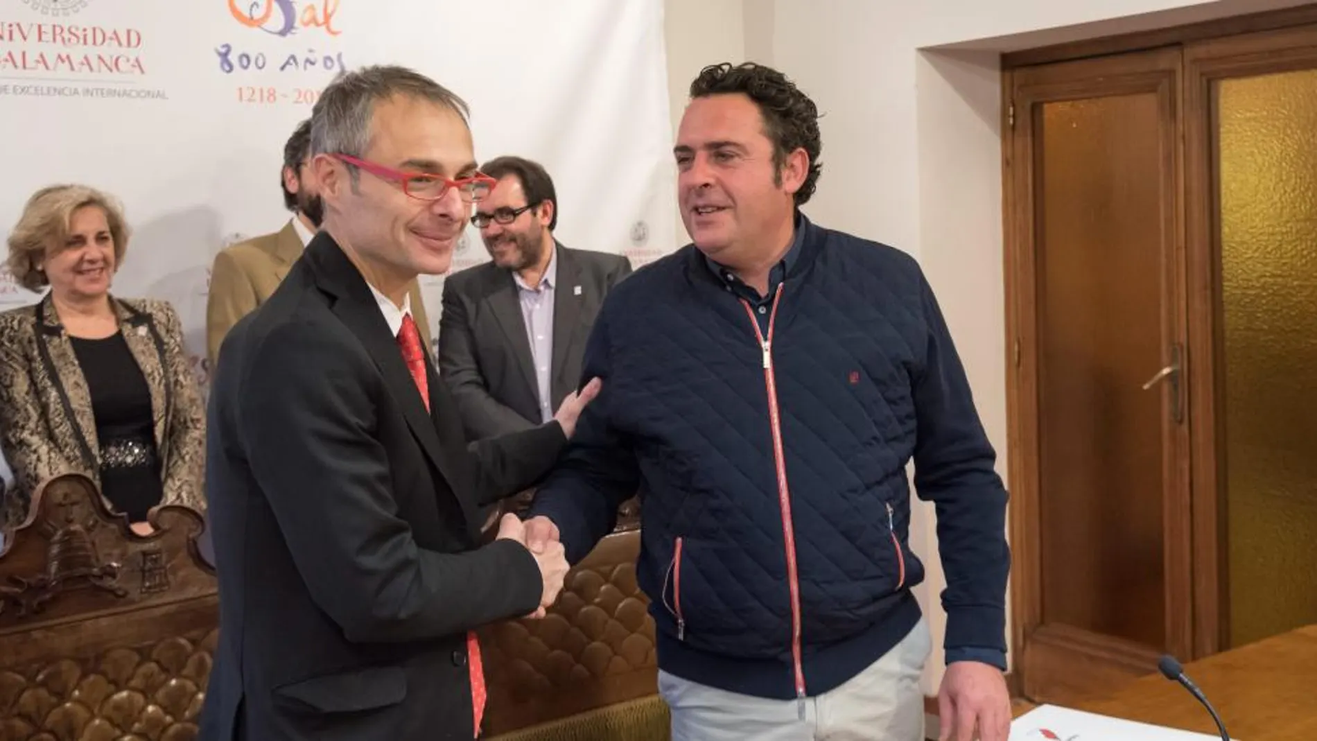 El rector de la Usal, Ricardo Rivero, firma el acuerdo con el presidente de la DOP Guijuelo, Juan Carlos González