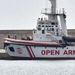 Barco de Open Arms, que ha entrado a las 8.58 horas en el puerto de Palma. EFE/Atienza