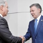 Uribe y Santos se saludan en el palacio presidencial después de cinco años sin reunirse