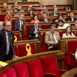 El candidato de JxCat a ser investido presidente de la Generalitat, Quim Torra, vota durante la primera sesión del debate de investidura en el Parlament. EFE/Quique García