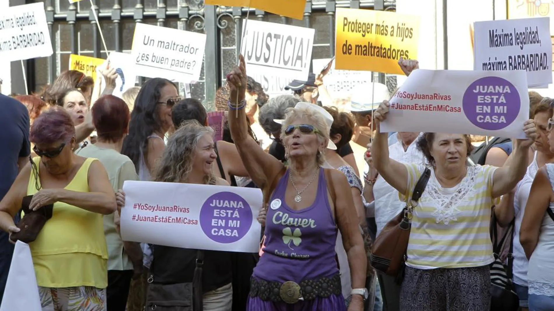 Plataformas en apoyo a Juana Rivas, en busca y captura por no entregar a sus hijos al padre, protestan esta mañana frente al Ministerio de Justicia en Madrid, y en otras ciudades del país, para asegurar la protección de sus hijos