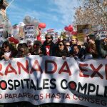 El médico Candel, «Spiriman», encabezando una manifestación en Granada