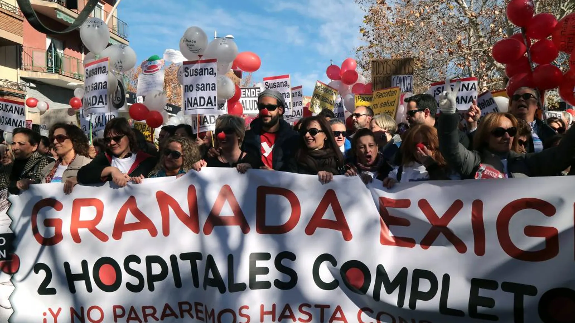 El médico Candel, «Spiriman», encabezando una manifestación en Granada