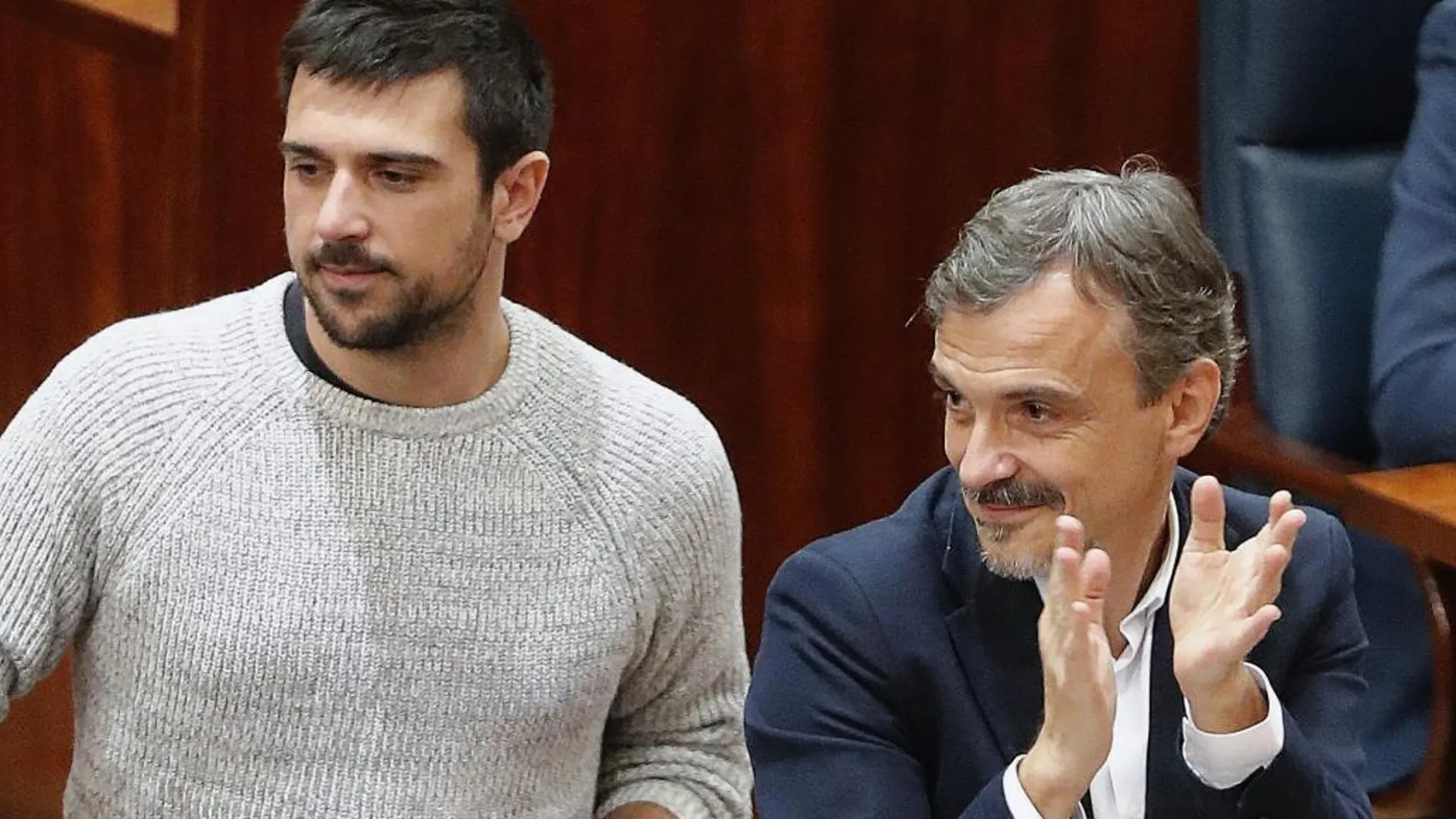 Fotografía de archivo de Ramón Espinar (i), portavoz de Unidos Podemos en el Senado y diputado autonómico junto a José Manuel López, hasta hoy portavoz de su partido en la Asamblea de Madrid