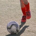 Imagen de archivo de un joven jugando al fútbol