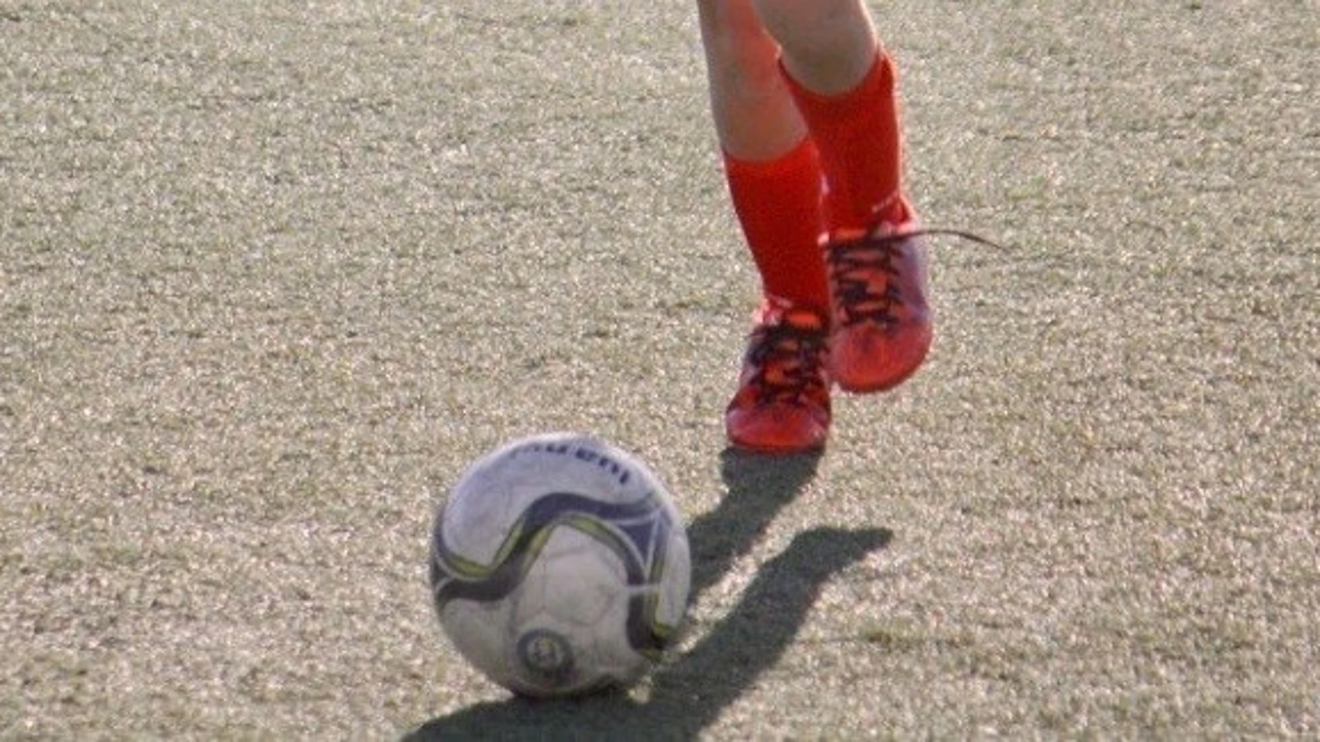 Imagen de archivo de un joven jugando al fútbol