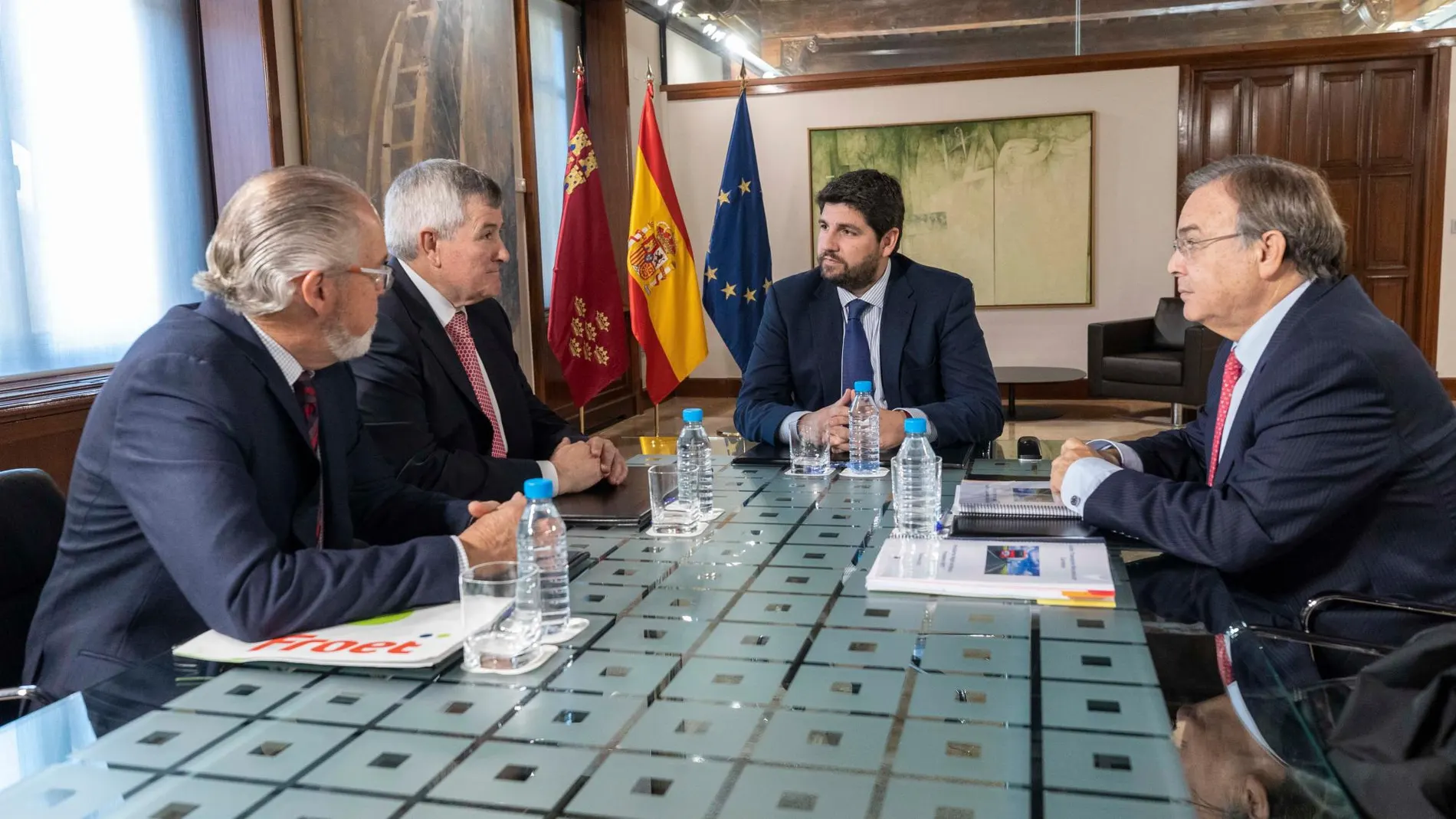 El jefe del Ejecutivo regional, Fernando López Miras, se reunió ayer con el líder de Federación Regional de Organizaciones Empresariales de Transporte de Murcia (Froet), Pedro Díaz, en el Palacio de San Esteban.