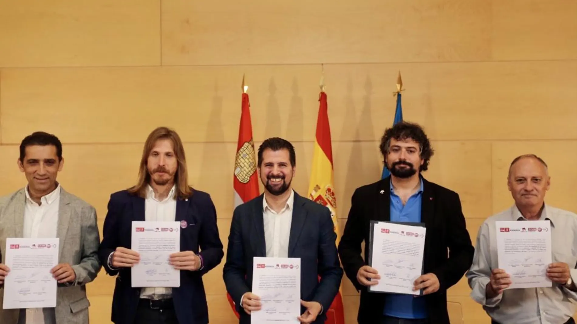 Vicente Andrés, Pablo Fernández, Luis Tudanca, José Sarrión y Faustino Temprano en la firma del Pacto Fiscal