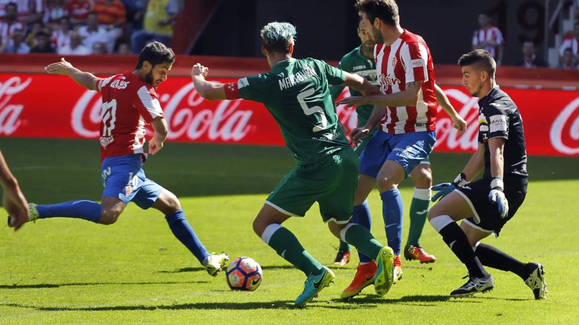 El centrocampista del Sporting Nacho Cases dispara a puerta para anotar el primer gol ante el Leganés