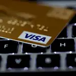Una tarjeta de crédito sobre un ordenador