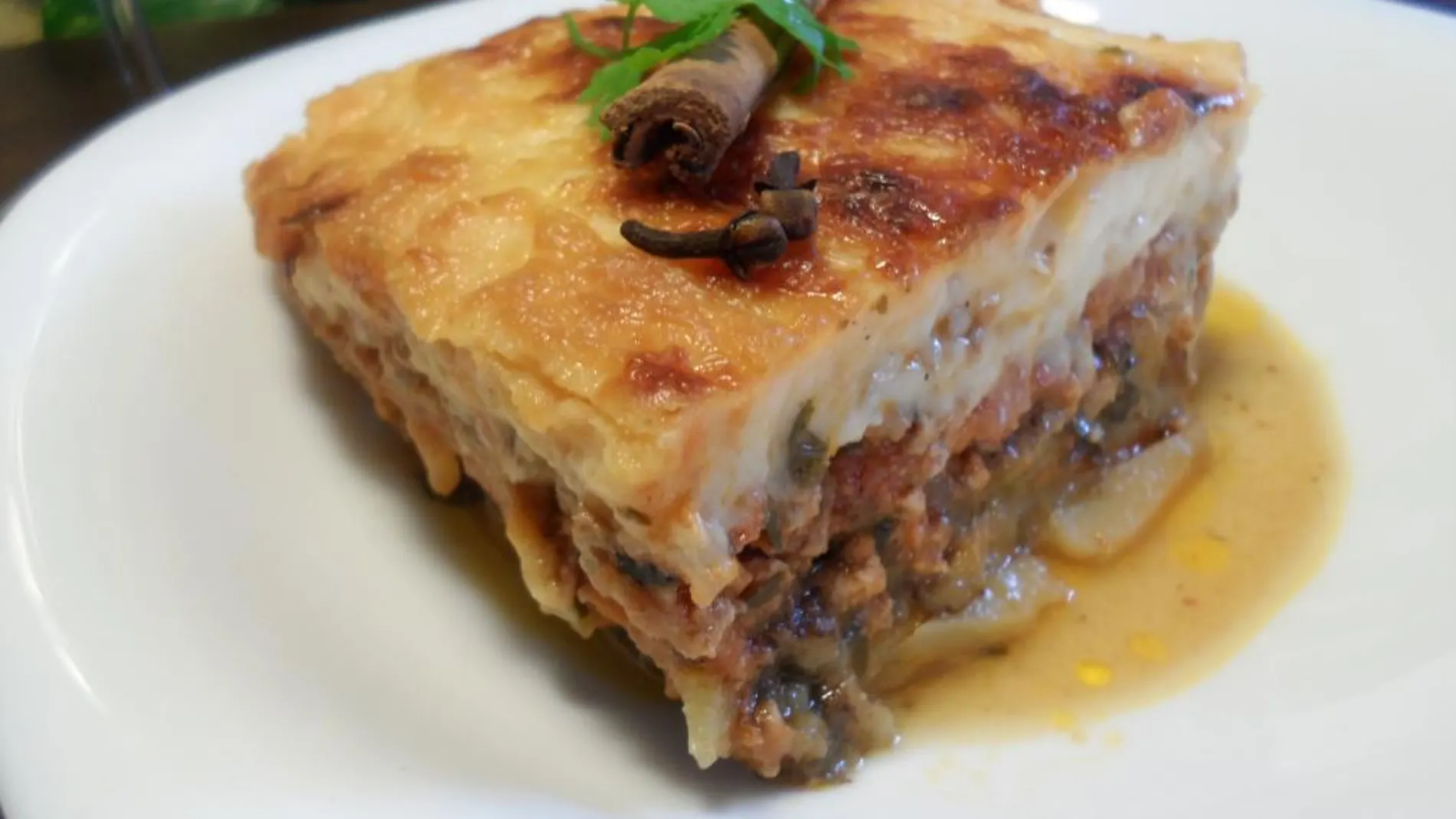 Musaka: Una de las recetas más famosas de la cocina griega un plato que unió el este con el oeste.