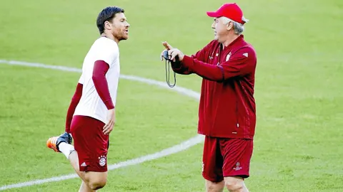 Ancelotti da instrucciones a Xabi Alonso durante el entrenamiento de ayer en el Calderón