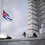 Militares cubanos vigilan la Plaza de la Revolución de La Habana, donde desde hoy se homenajeará a Fidel