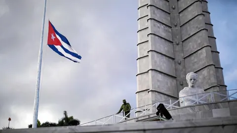 Militares cubanos vigilan la Plaza de la Revolución de La Habana, donde desde hoy se homenajeará a Fidel