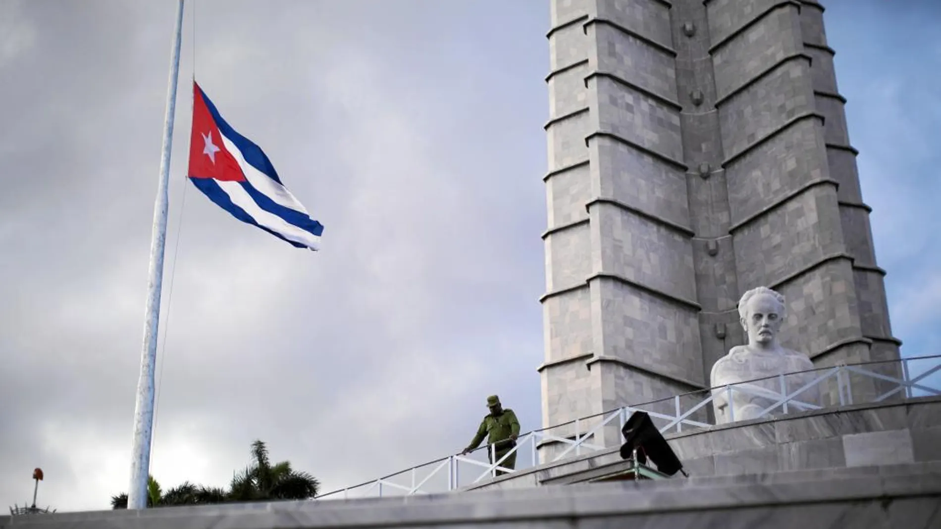 Militares cubanos vigilan la Plaza de la Revolución de La Habana, donde desde hoy se homenajeará a Fidel
