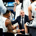 El entrenador del Real Madrid, Pablo Laso, da indicaciones a sus jugadores / Foto: Efe
