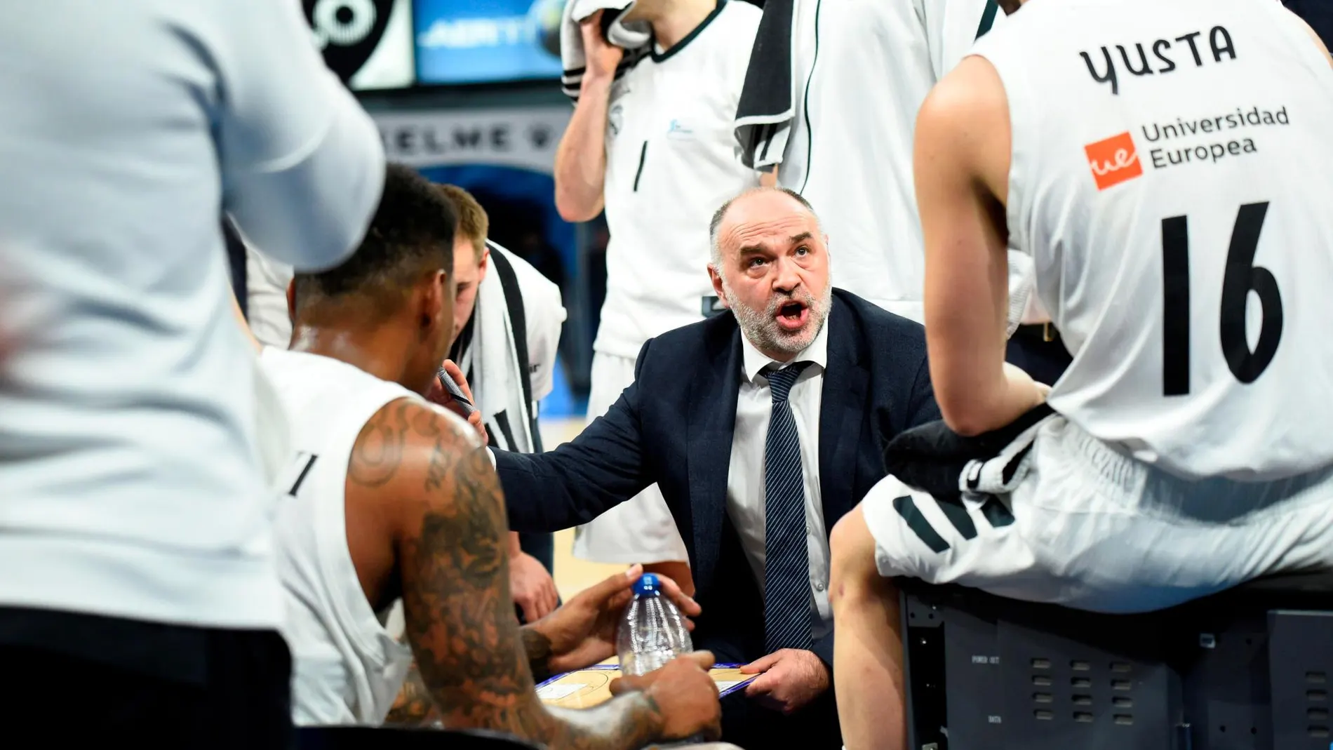 El entrenador del Real Madrid, Pablo Laso, da indicaciones a sus jugadores / Foto: Efe