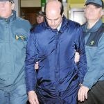 El directivo de Vitalia en Madrid Antonio Albarracín, saliendo del juzgado camino de la cárcel.