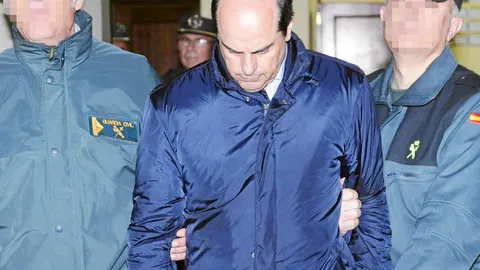 El directivo de Vitalia en Madrid Antonio Albarracín, saliendo del juzgado camino de la cárcel.