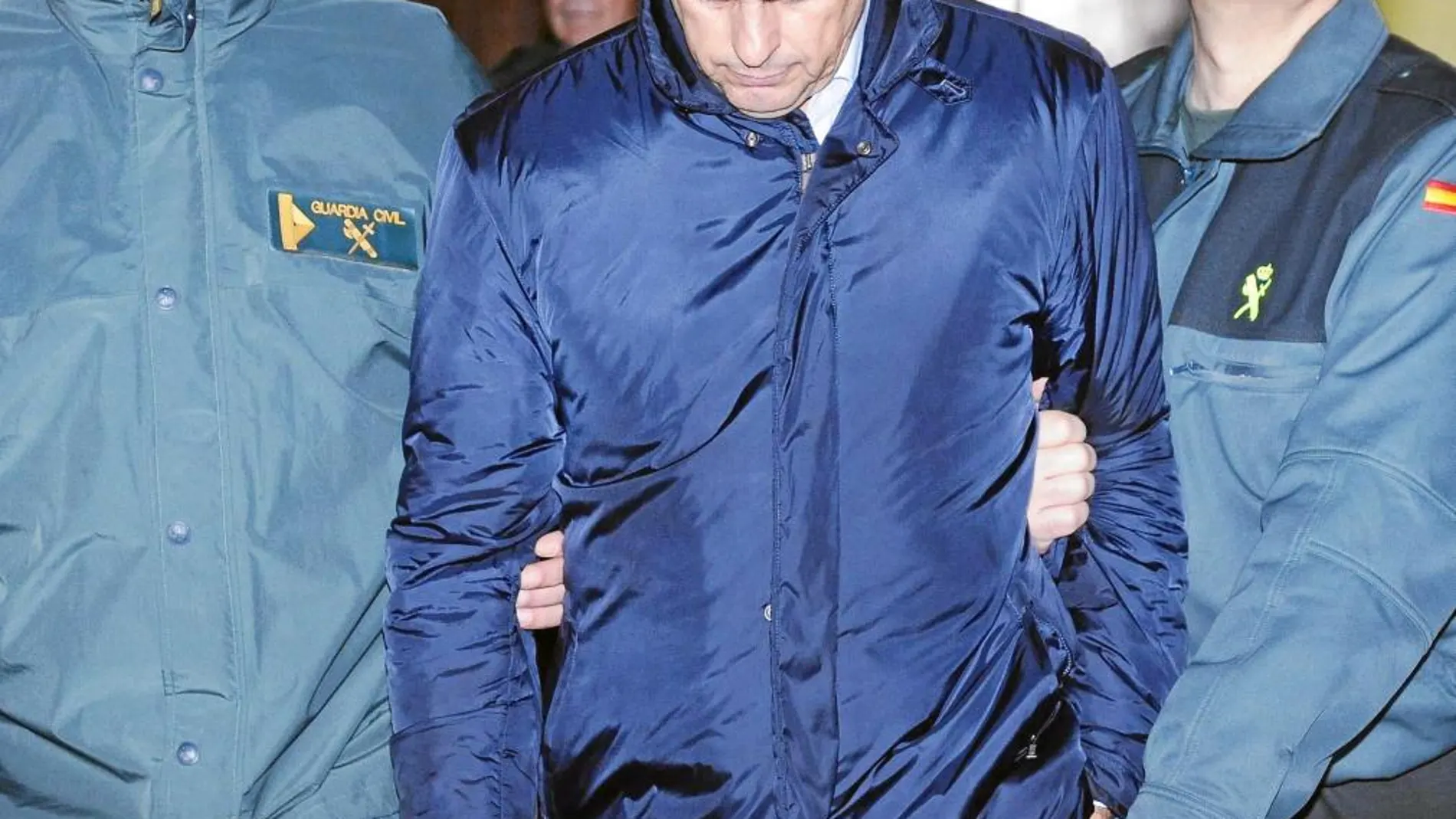 El directivo de Vitalia en Madrid Antonio Albarracín, saliendo del juzgado camino de la cárcel.