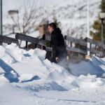 Un hombre camina sobre la nieve en la localidad cántabra de Brañavieja
