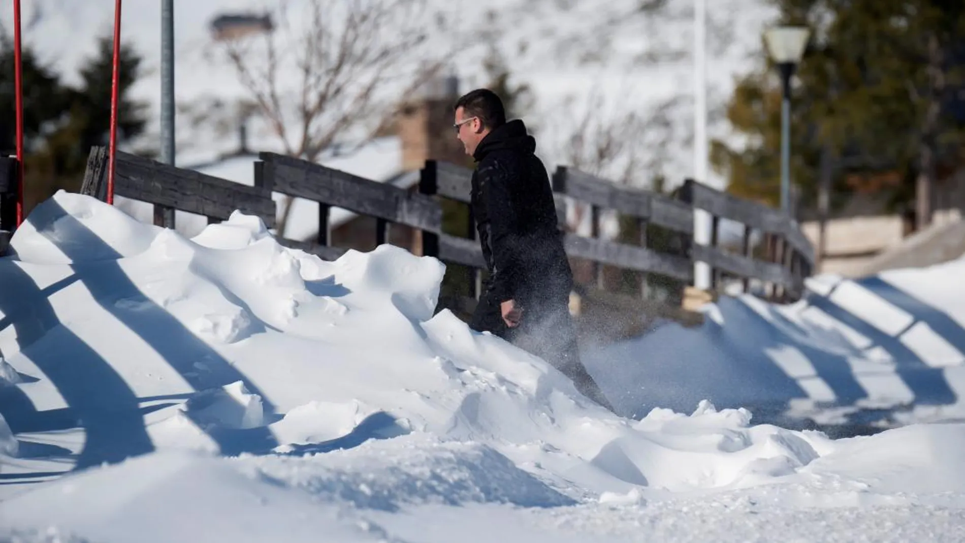 Un hombre camina sobre la nieve en la localidad cántabra de Brañavieja